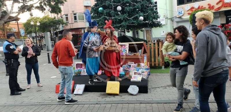 Los pajes reales a la espera de las donaciones, esta tarde en la plaza de Los Llanos (Foto TA)